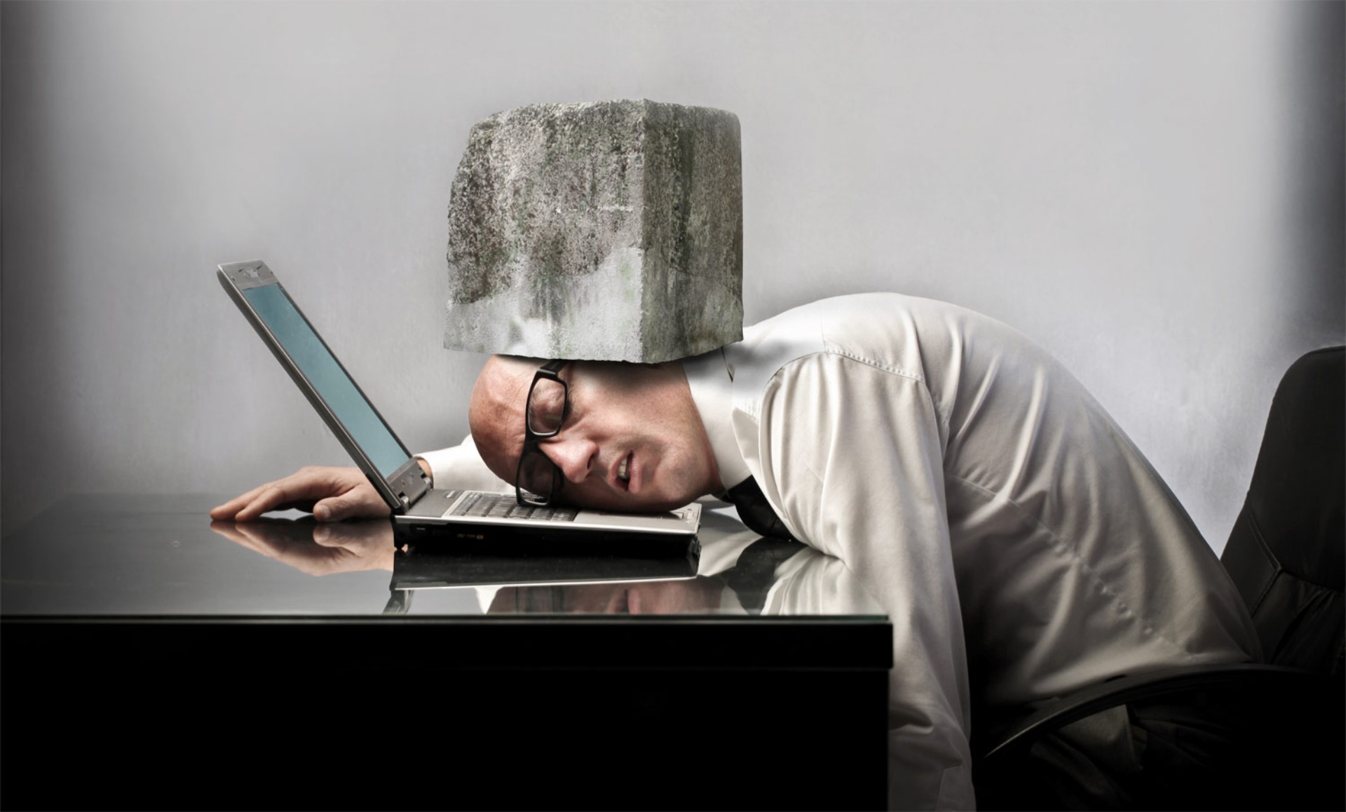 Устал от дел. Очень уставший человек. Человек устал на работе. Уставший за компьютером. Уставший человек за компьютером.